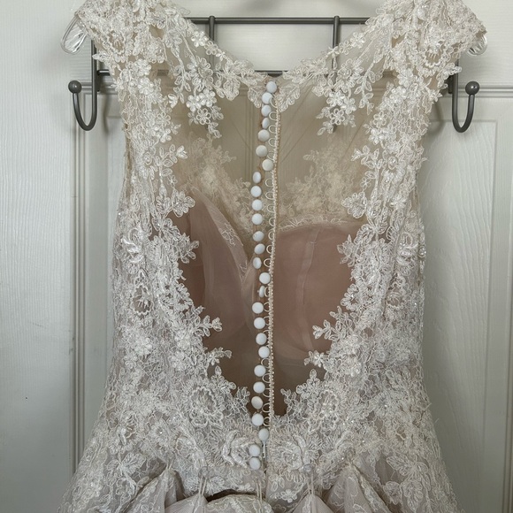 Essence of Australia Elegant Lace Wedding Dress in White - Picture 8 of 9